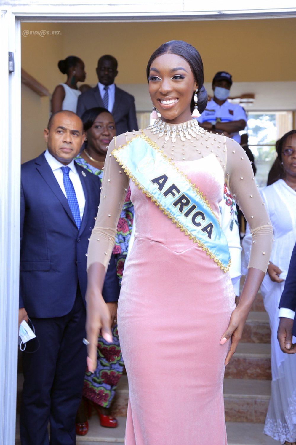 ceremonie-d-hommage-a-la-miss-monde-afrique-2021-olivia-yace_mlr0xkqbnss
