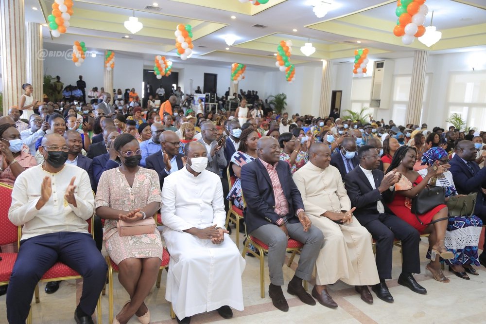 ceremonie-d-hommage-a-la-miss-monde-afrique-2021-olivia-yace_mx2uy8uqok