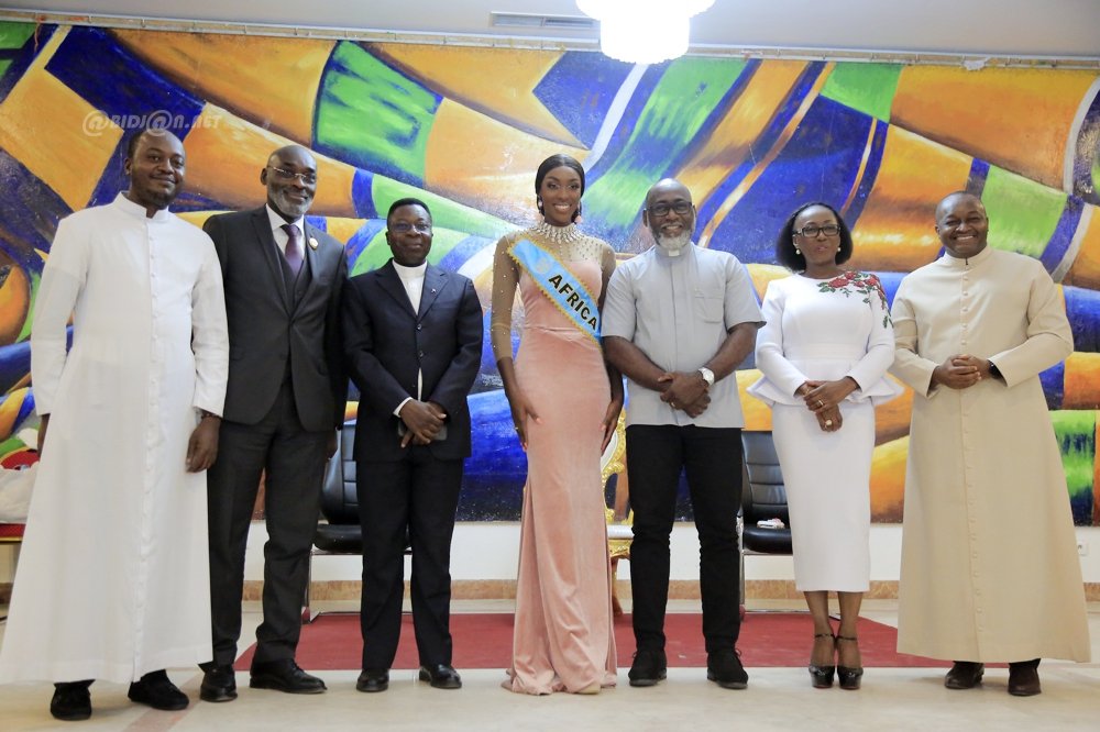 ceremonie-d-hommage-a-la-miss-monde-afrique-2021-olivia-yace_r95wesnw1