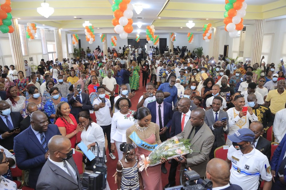 ceremonie-d-hommage-a-la-miss-monde-afrique-2021-olivia-yace_utpfi7u1e4