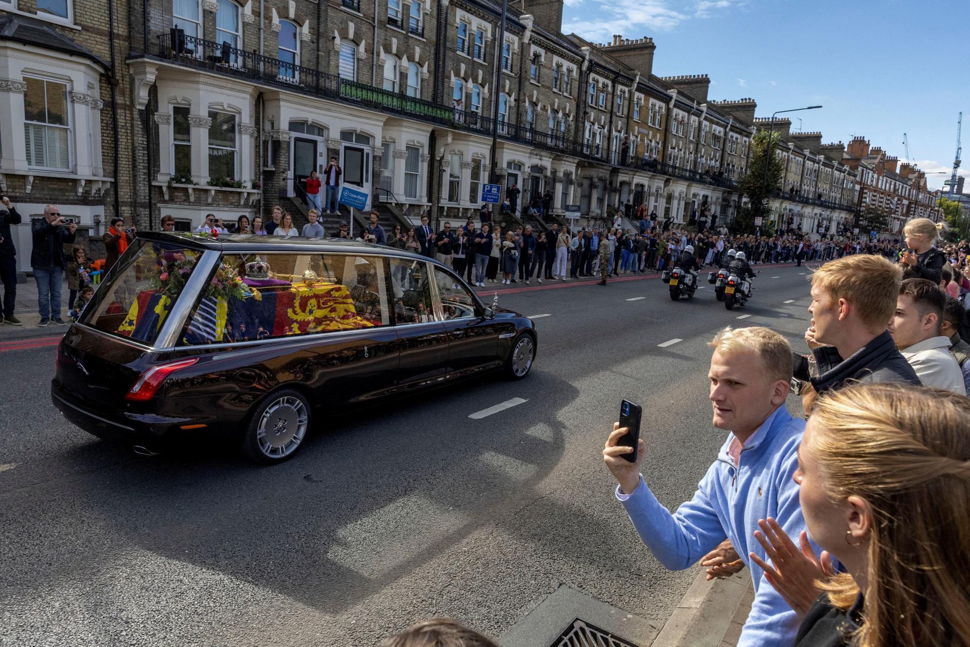 Britain's Queen Elizabeth's coffin is transported, on the day of her state funeral and burial, in London, Britain, September 19, 2022. REUTERS/Carlos Barria
