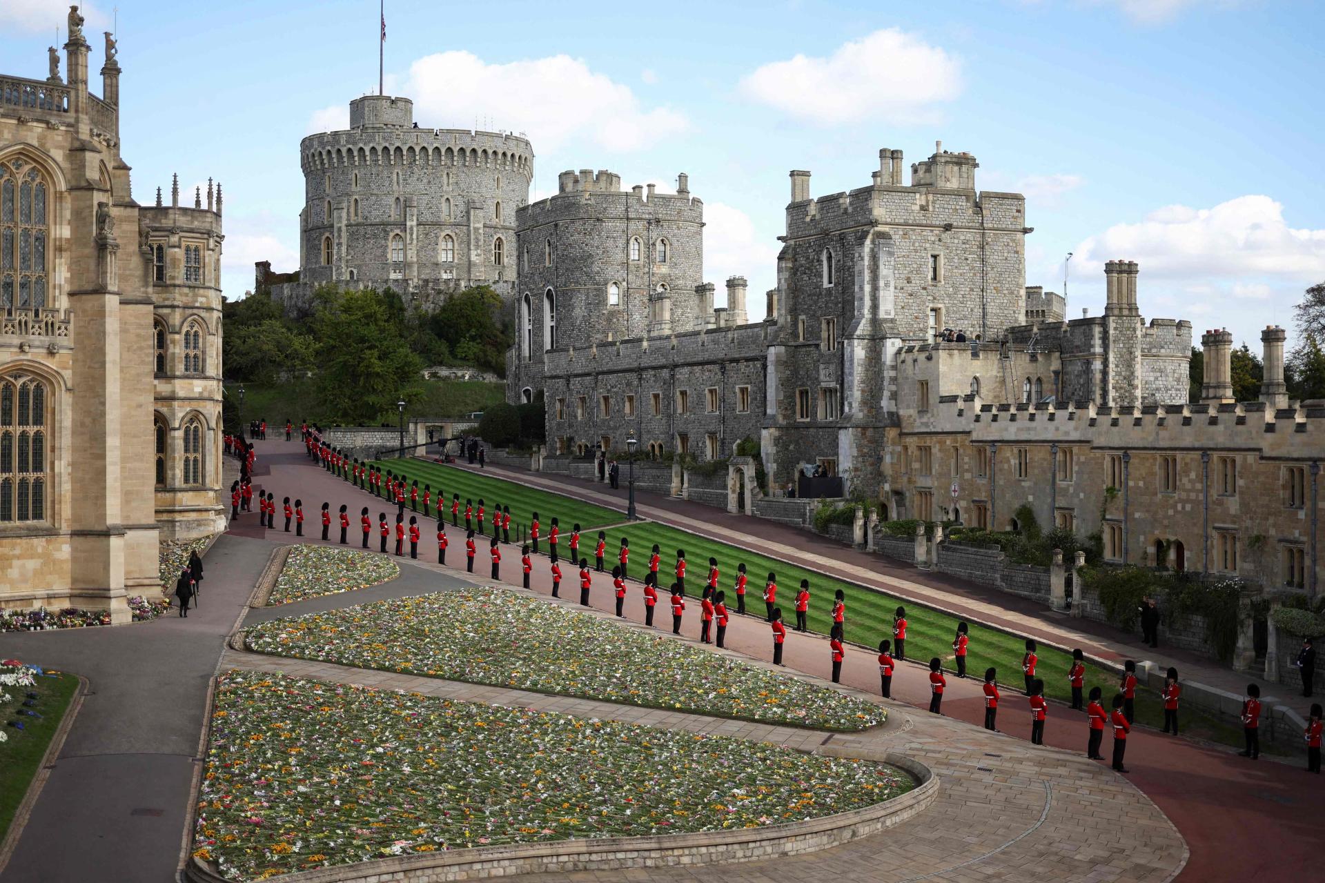 Guards form a line along the procession route at Windsor Castle on the day of the State Funeral of Britain's Queen Elizabeth II, in Windsor on September 19, 2022. (Photo by HENRY NICHOLLS / POOL / AFP)