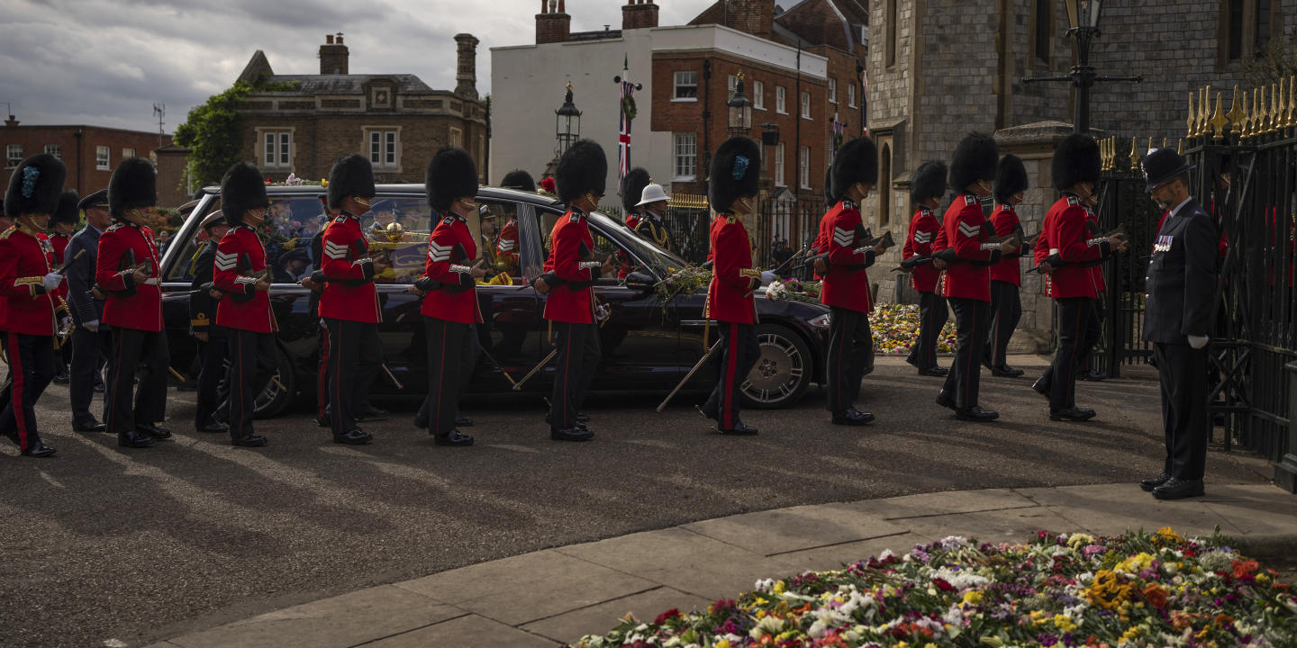 The cortege carrying the coffin of Queen Elizabeth II arrives outside Windsor Castle in Windsor, England, Monday Sept. 19, 2022. The Queen, who died aged 96 on Sept. 8, will be buried at Windsor alongside her late husband, Prince Philip, who died last year. (AP Photo/Felipe Dana, Pool)